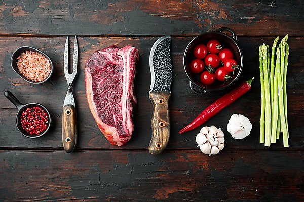 포토 JPG 해외이미지 포크 고추 실내 마늘 사람없음 하이앵글 소고기 아스파라거스 소금 후추 식칼 로즈메리 고기포크 등심 나무배경 해외포토 식기 뷰포인트 백그라운드 채소 주방용품 육류 내부 허브 향신료 파일형식