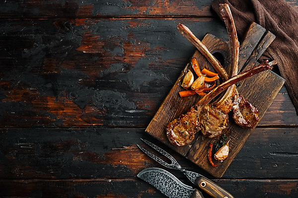 포토 JPG 해외이미지 포크 고추 마늘 스테이크 사람없음 식칼 나무도마 양갈비 카피스페이스 나무배경 해외포토 식기 백그라운드 채소 주방용품 도마 서양음식 목재 공백 파일형식