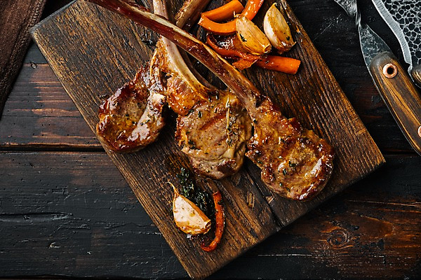 포토 JPG 해외이미지 고추 마늘 스테이크 사람없음 식칼 나무도마 양갈비 나무배경 해외포토 백그라운드 채소 주방용품 도마 서양음식 목재 파일형식