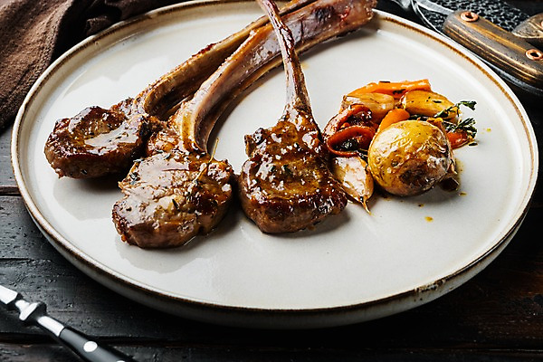 포토 JPG 해외이미지 접시 검은배경 마늘 스테이크 사람없음 구운감자 양갈비 해외포토 식기 백그라운드 채소 감자 서양음식 검은색 파일형식