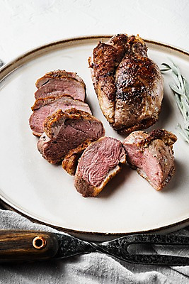 포토 JPG 해외이미지 접시 포크 단면 스테이크 사람없음 허브 흰배경 슬라이스 오리고기 해외포토 식물 식기 백그라운드 오리 서양음식 육류 흰색 파일형식