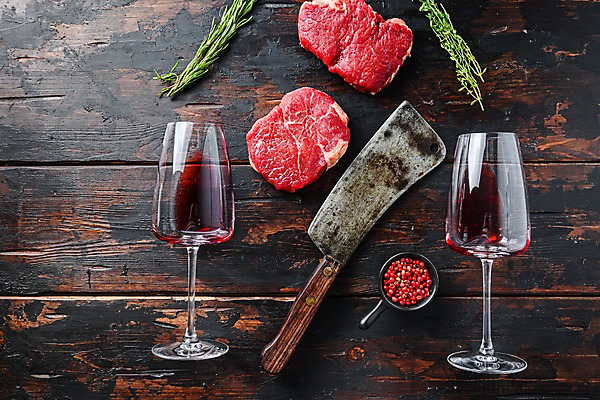 포토 JPG 해외이미지 와인잔 생고기 비프스테이크 사람없음 소고기 레드와인 식칼 로즈메리 백리향 통후추 나무배경 해외포토 백그라운드 술잔 주방용품 육류 스테이크 와인 허브 후추 파일형식