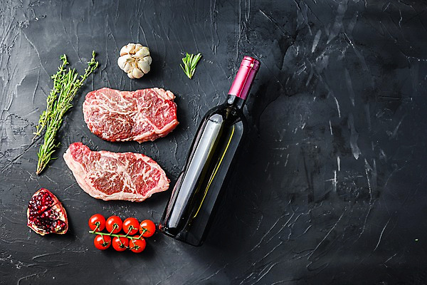 포토 JPG 해외이미지 방울토마토 검은배경 생고기 비프스테이크 사람없음 소고기 레드와인 와인병 석류 로즈메리 백리향 통마늘 카피스페이스 해외포토 백그라운드 토마토 과일 병_용기 마늘 육류 스테이크 와인 검은색 공백 허브 파일형식