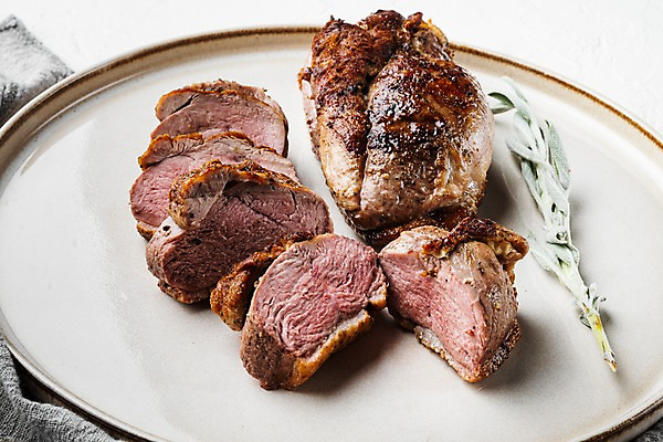 포토 JPG 해외이미지 접시 단면 스테이크 사람없음 허브 흰배경 슬라이스 오리고기 해외포토 식물 식기 백그라운드 오리 서양음식 육류 흰색 파일형식