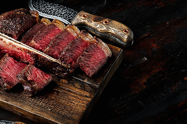 포토 JPG 해외이미지 검은배경 비프스테이크 사람없음 소고기 슬라이스 식칼 나무도마 티본스테이크 카피스페이스 해외포토 백그라운드 주방용품 도마 육류 스테이크 목재 검은색 공백 파일형식
