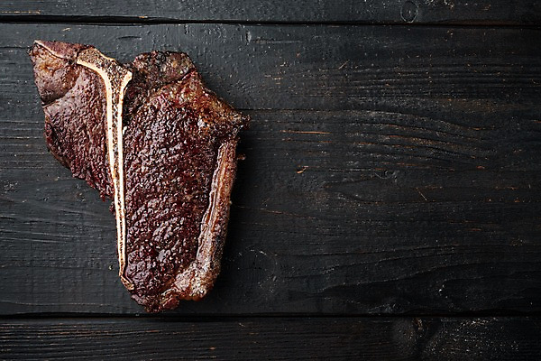 포토 JPG 해외이미지 검은배경 비프스테이크 사람없음 하이앵글 소고기 티본스테이크 카피스페이스 해외포토 뷰포인트 백그라운드 육류 스테이크 검은색 공백 파일형식