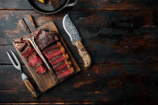 포토 JPG 해외이미지 포크 비프스테이크 사람없음 소고기 슬라이스 식칼 고기포크 나무도마 티본스테이크 카피스페이스 나무배경 해외포토 식기 백그라운드 주방용품 도마 육류 스테이크 목재 공백 파일형식