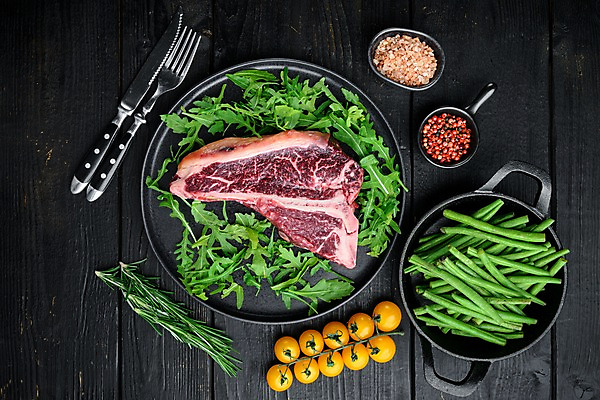 포토 JPG 해외이미지 그릇 접시 방울토마토 검은배경 생고기 비프스테이크 사람없음 소고기 로즈메리 루꼴라 티본스테이크 해외포토 식기 백그라운드 토마토 채소 육류 스테이크 검은색 허브 파일형식