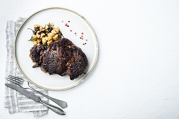 포토 JPG 해외이미지 접시 포크 마늘 비프스테이크 사람없음 하이앵글 소고기 식탁보 나이프 흰배경 립아이 카피스페이스 해외포토 식기 뷰포인트 백그라운드 채소 육류 스테이크 공백 흰색 칼 파일형식