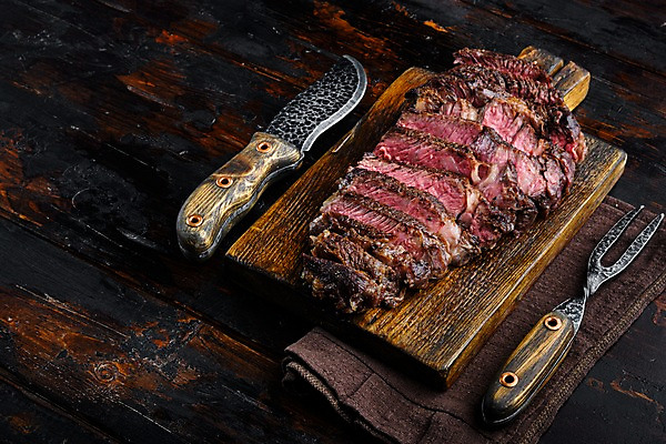 포토 JPG 해외이미지 포크 비프스테이크 사람없음 소고기 식탁보 슬라이스 식칼 나무도마 등심 나무배경 해외포토 식기 백그라운드 주방용품 도마 육류 스테이크 목재 파일형식