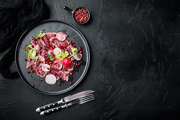 포토 JPG 해외이미지 접시 포크 검은배경 생고기 사람없음 샐러드 소고기 나이프 석류알 카르파쵸 통후추 적환무 카피스페이스 해외포토 식기 음식 백그라운드 육류 검은색 공백 칼 무 석류 후추 파일형식
