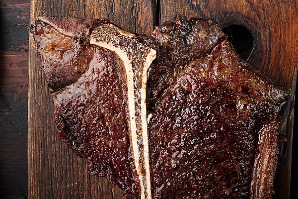 포토 JPG 해외이미지 비프스테이크 근접촬영 사람없음 소고기 나무도마 티본스테이크 나무배경 해외포토 뷰포인트 백그라운드 도마 육류 스테이크 목재 파일형식