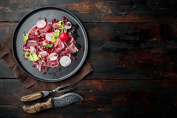 포토 JPG 해외이미지 접시 포크 생고기 사람없음 샐러드 소고기 식탁보 식칼 고기포크 석류알 카르파쵸 적환무 카피스페이스 나무배경 해외포토 식기 음식 백그라운드 주방용품 육류 공백 무 석류 파일형식