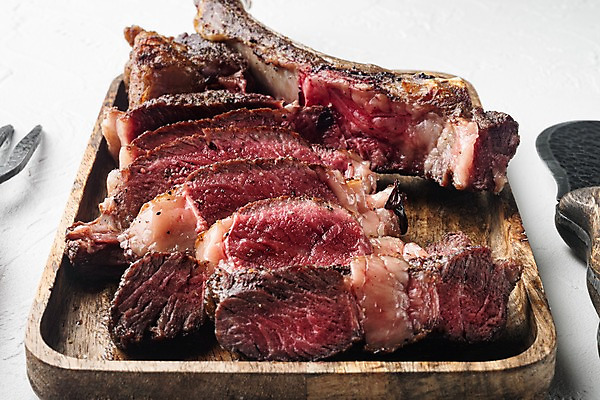 포토 JPG 해외이미지 단면 비프스테이크 사람없음 소고기 흰배경 슬라이스 식칼 나무쟁반 토마호크 해외포토 백그라운드 주방용품 쟁반 육류 스테이크 목재 흰색 파일형식