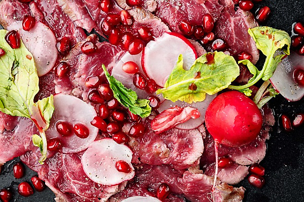 포토 JPG 해외이미지 채소 생고기 근접촬영 사람없음 샐러드 소고기 석류알 카르파쵸 적환무 해외포토 음식 뷰포인트 육류 무 석류 파일형식
