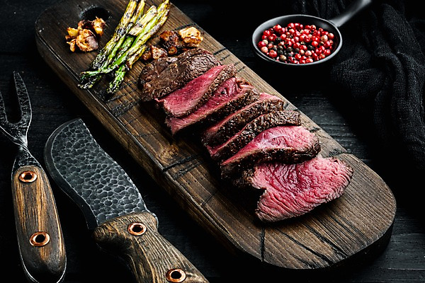 포토 JPG 해외이미지 포크 검은배경 단면 비프스테이크 사람없음 소고기 아스파라거스 슬라이스 식칼 고기포크 나무도마 등심 통후추 해외포토 식기 백그라운드 채소 주방용품 도마 육류 스테이크 목재 검은색 후추 파일형식