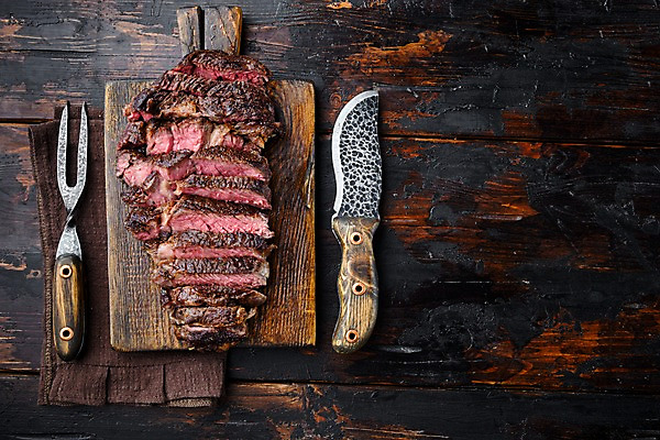 포토 JPG 해외이미지 포크 비프스테이크 사람없음 소고기 식탁보 식칼 고기포크 꽃등심 나무도마 립아이 카피스페이스 나무배경 해외포토 식기 백그라운드 주방용품 도마 육류 스테이크 목재 공백 파일형식