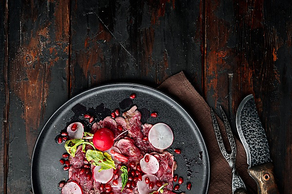 포토 JPG 해외이미지 접시 포크 생고기 사람없음 샐러드 소고기 식탁보 식칼 고기포크 석류알 카르파쵸 적환무 카피스페이스 나무배경 해외포토 식기 음식 백그라운드 주방용품 육류 공백 무 석류 파일형식