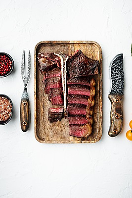 포토 JPG 해외이미지 포크 비프스테이크 사람없음 소고기 흰배경 슬라이스 식칼 고기포크 나무쟁반 통후추 티본스테이크 핑크솔트 해외포토 식기 백그라운드 주방용품 쟁반 육류 스테이크 목재 흰색 소금 후추 파일형식