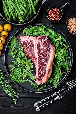 포토 JPG 해외이미지 접시 포크 방울토마토 검은배경 생고기 비프스테이크 사람없음 소고기 나이프 로즈메리 루꼴라 통후추 티본스테이크 핑크솔트 해외포토 식기 백그라운드 토마토 채소 육류 스테이크 검은색 칼 허브 소금 후추 파일형식