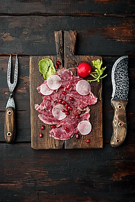 포토 JPG 해외이미지 포크 생고기 사람없음 샐러드 소고기 식칼 고기포크 나무도마 석류알 카르파쵸 적환무 나무배경 해외포토 식기 음식 백그라운드 주방용품 도마 육류 목재 무 석류 파일형식