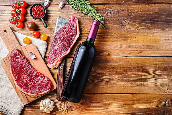 포토 JPG 해외이미지 방울토마토 생고기 사람없음 와인 소고기 식탁보 와인병 식칼 나무도마 백리향 통마늘 통후추 카피스페이스 나무배경 해외포토 백그라운드 토마토 주방용품 병_용기 도마 주류 마늘 육류 목재 공백 후추 파일형식