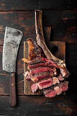 포토 JPG 해외이미지 단면 비프스테이크 사람없음 소고기 슬라이스 식칼 나무도마 나무배경 토마호크 해외포토 백그라운드 주방용품 도마 육류 스테이크 목재 파일형식