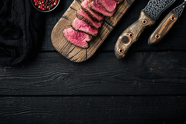 포토 JPG 해외이미지 검은배경 단면 비프스테이크 사람없음 소고기 슬라이스 식칼 나무도마 등심 통후추 카피스페이스 해외포토 백그라운드 주방용품 도마 육류 스테이크 목재 검은색 공백 후추 파일형식