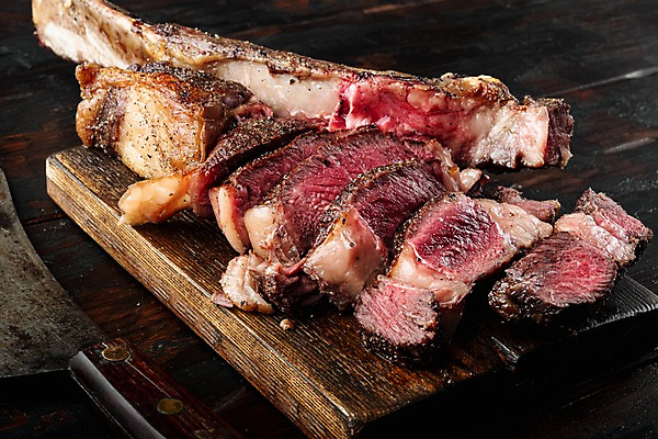 포토 JPG 해외이미지 단면 비프스테이크 사람없음 소고기 슬라이스 나무도마 나무배경 토마호크 해외포토 백그라운드 도마 육류 스테이크 목재 파일형식