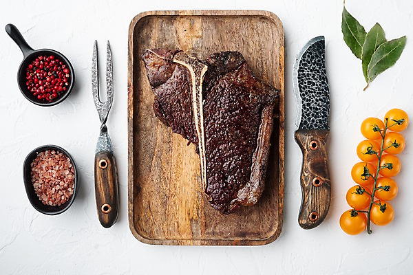 포토 JPG 해외이미지 포크 방울토마토 비프스테이크 사람없음 하이앵글 소고기 흰배경 식칼 고기포크 나무쟁반 월계수 통후추 티본스테이크 핑크솔트 해외포토 식기 뷰포인트 백그라운드 토마토 주방용품 쟁반 육류 스테이크 목재 흰색 소금 후추 파일형식
