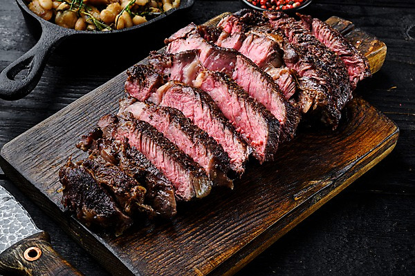 포토 JPG 해외이미지 검은배경 비프스테이크 사람없음 소고기 슬라이스 나무도마 립아이 해외포토 백그라운드 도마 육류 스테이크 목재 검은색 파일형식