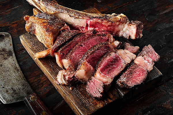 포토 JPG 해외이미지 단면 비프스테이크 사람없음 소고기 슬라이스 식칼 나무도마 나무배경 토마호크 해외포토 백그라운드 주방용품 도마 육류 스테이크 목재 파일형식