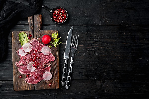 포토 JPG 해외이미지 포크 검은배경 생고기 사람없음 샐러드 소고기 나이프 나무도마 석류알 카르파쵸 통후추 적환무 카피스페이스 해외포토 식기 음식 백그라운드 도마 육류 목재 검은색 공백 칼 무 석류 후추 파일형식
