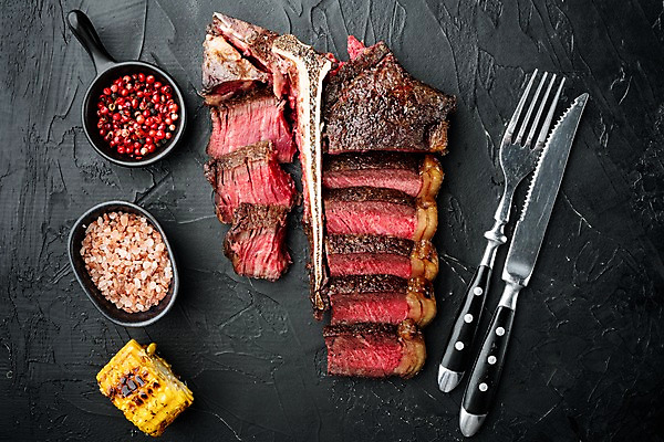 포토 JPG 해외이미지 포크 검은배경 단면 옥수수 비프스테이크 사람없음 소고기 나이프 슬라이스 옥수수구이 통후추 티본스테이크 핑크솔트 해외포토 식기 백그라운드 곡류 육류 스테이크 검은색 칼 구이 소금 후추 파일형식