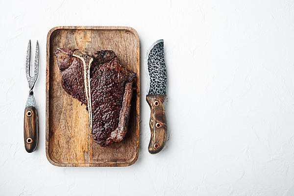 포토 JPG 해외이미지 포크 비프스테이크 사람없음 소고기 흰배경 식칼 고기포크 나무쟁반 티본스테이크 카피스페이스 해외포토 식기 백그라운드 주방용품 쟁반 육류 스테이크 목재 공백 흰색 파일형식