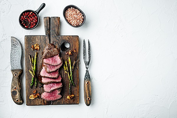 포토 JPG 해외이미지 포크 단면 마늘 비프스테이크 사람없음 소고기 흰배경 아스파라거스 슬라이스 식칼 고기포크 나무도마 등심 통후추 카피스페이스 핑크솔트 해외포토 식기 백그라운드 채소 주방용품 도마 육류 스테이크 목재 공백 흰색 소금 후추 파일형식