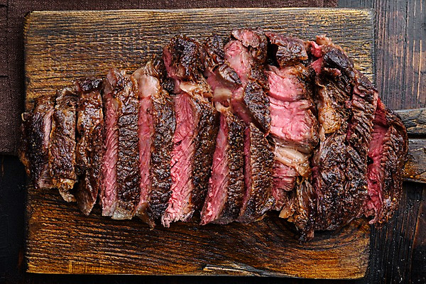 포토 JPG 해외이미지 비프스테이크 사람없음 소고기 슬라이스 나무도마 립아이 나무배경 해외포토 백그라운드 도마 육류 스테이크 목재 파일형식