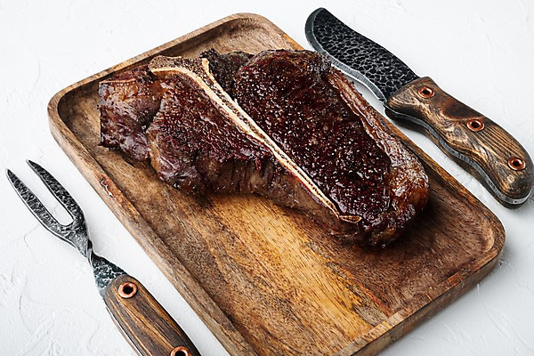 포토 JPG 해외이미지 포크 비프스테이크 사람없음 소고기 흰배경 식칼 고기포크 나무쟁반 티본스테이크 해외포토 식기 백그라운드 주방용품 쟁반 육류 스테이크 목재 흰색 파일형식