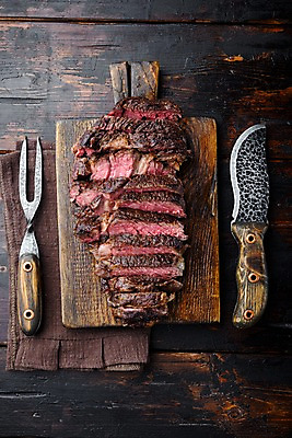포토 JPG 해외이미지 포크 비프스테이크 사람없음 소고기 식탁보 슬라이스 식칼 고기포크 꽃등심 나무도마 립아이 나무배경 해외포토 식기 백그라운드 주방용품 도마 육류 스테이크 목재 파일형식