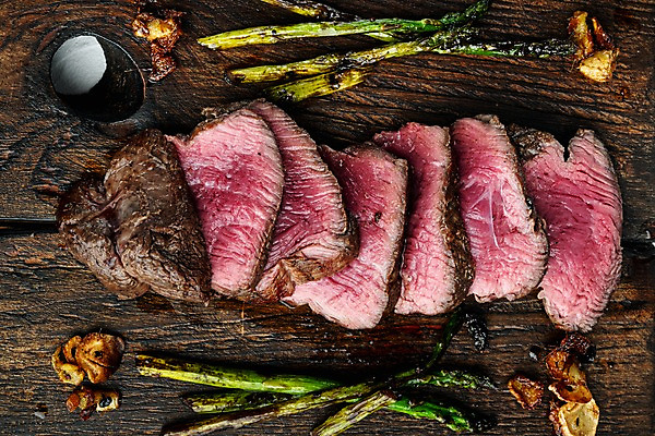 포토 JPG 해외이미지 단면 마늘 비프스테이크 사람없음 소고기 굽기 아스파라거스 슬라이스 나무도마 등심 해외포토 채소 도마 육류 스테이크 목재 구이 파일형식