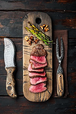 포토 JPG 해외이미지 포크 단면 마늘 비프스테이크 사람없음 하이앵글 소고기 식탁보 아스파라거스 슬라이스 식칼 고기포크 나무도마 등심 나무배경 해외포토 식기 뷰포인트 백그라운드 채소 주방용품 도마 육류 스테이크 목재 파일형식