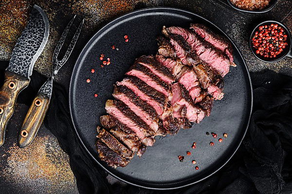 포토 JPG 해외이미지 접시 포크 비프스테이크 사람없음 소고기 슬라이스 식칼 고기포크 꽃등심 립아이 통후추 나무배경 해외포토 식기 백그라운드 주방용품 육류 스테이크 후추 파일형식