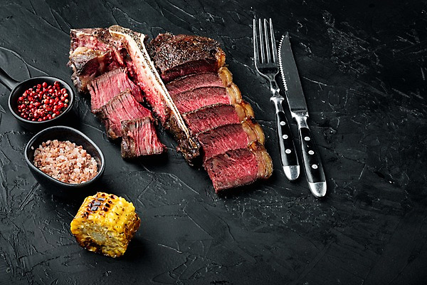 포토 JPG 해외이미지 포크 검은배경 단면 옥수수 비프스테이크 사람없음 소고기 나이프 슬라이스 옥수수구이 통후추 티본스테이크 핑크솔트 해외포토 식기 백그라운드 곡류 육류 스테이크 검은색 칼 구이 소금 후추 파일형식