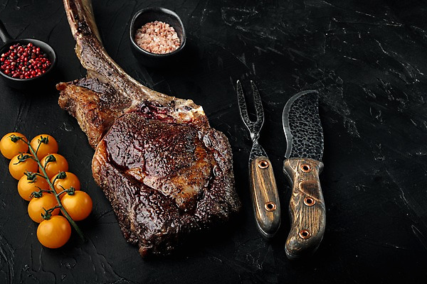 포토 JPG 해외이미지 포크 방울토마토 검은배경 비프스테이크 사람없음 소고기 식칼 고기포크 통후추 핑크솔트 토마호크 해외포토 식기 백그라운드 토마토 주방용품 육류 스테이크 검은색 소금 후추 파일형식