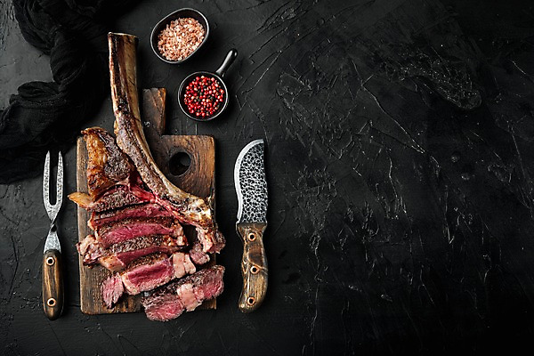 포토 JPG 해외이미지 포크 검은배경 비프스테이크 사람없음 소고기 슬라이스 식칼 고기포크 통후추 카피스페이스 핑크솔트 토마호크 해외포토 식기 백그라운드 주방용품 육류 스테이크 검은색 공백 소금 후추 파일형식