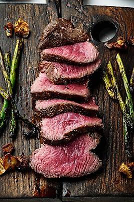 포토 JPG 해외이미지 단면 마늘 비프스테이크 사람없음 소고기 아스파라거스 슬라이스 나무도마 등심 해외포토 채소 도마 육류 스테이크 목재 파일형식