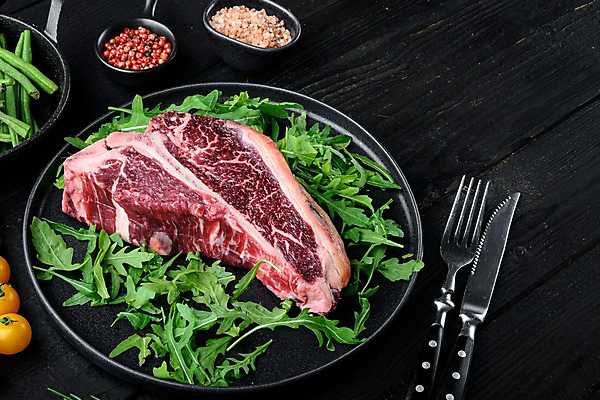 포토 JPG 해외이미지 접시 포크 방울토마토 검은배경 생고기 비프스테이크 사람없음 소고기 나이프 루꼴라 통후추 티본스테이크 핑크솔트 해외포토 식기 백그라운드 토마토 채소 육류 스테이크 검은색 칼 소금 후추 파일형식