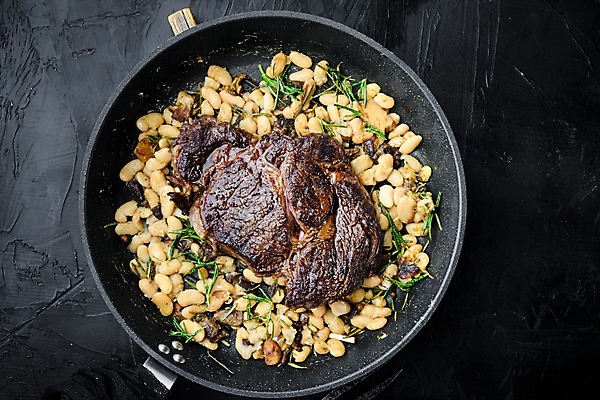 포토 JPG 해외이미지 검은배경 콩 비프스테이크 사람없음 하이앵글 소고기 프라이팬 굽기 로즈메리 립아이 해외포토 뷰포인트 백그라운드 주방용품 곡류 육류 스테이크 검은색 구이 허브 파일형식