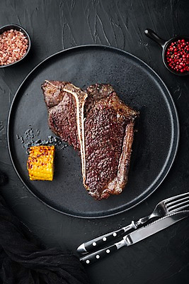 포토 JPG 해외이미지 접시 포크 검은배경 옥수수 비프스테이크 사람없음 소고기 나이프 옥수수구이 통후추 티본스테이크 핑크솔트 해외포토 식기 백그라운드 곡류 육류 스테이크 검은색 칼 구이 소금 후추 파일형식