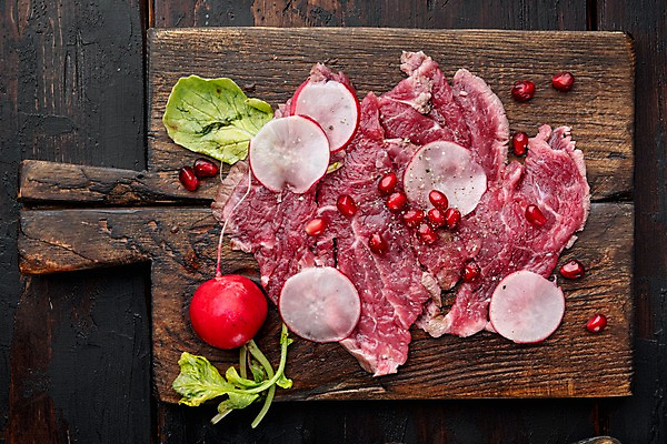 포토 JPG 해외이미지 생고기 사람없음 샐러드 소고기 나무도마 석류알 카르파쵸 적환무 나무배경 해외포토 음식 백그라운드 도마 육류 목재 무 석류 파일형식